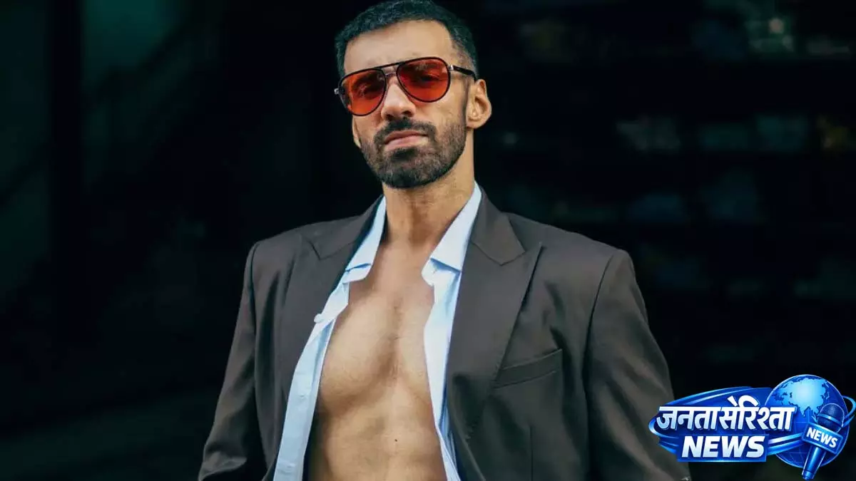 Avinash Tiwary ने 60 साल के बॉलीवुड एक्टर्स के सिक्स-पैक के जुनून की आलोचना की Avinash Tiwary ने 60 साल के बॉलीवुड एक्टर्स के सिक्स-पैक के जुनून की आलोचना की