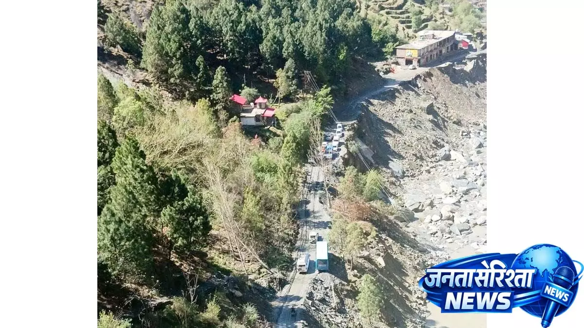 Chamba-Bharmour हाईवे पर लैंडस्लाइड कम करने के काम के लिए ट्रैफिक को बीच में रोका गया Chamba-Bharmour हाईवे पर लैंडस्लाइड कम करने के काम के लिए ट्रैफिक को बीच में रोका गया