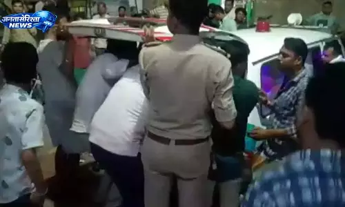 मार्केट में सराफा व्यापारी की हत्या, ताबड़तोड़ फायरिंग से सहम गए लोग मार्केट में सराफा व्यापारी की हत्या, ताबड़तोड़ फायरिंग से सहम गए लोग