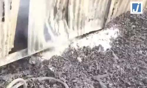 कबाड़ के गोदाम में आग लगने से 7 साल की बच्ची समेत 4 लोग जिंदा जले, VIDEO