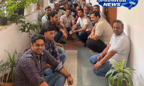 Haryana के रोहतक में इनकम टैक्स अधिकारियों ने धरना दिया
