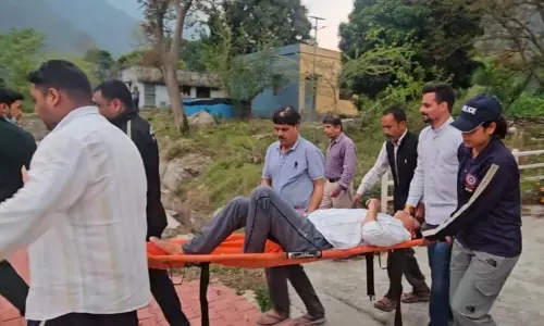 Dehradun: हेलीकॉप्टर से घायल को हायर सेंटर रेफर Dehradun: हेलीकॉप्टर से घायल को हायर सेंटर रेफर