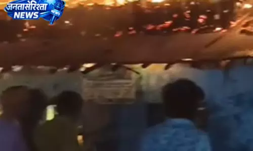 आरा मिल से सटे बस्ती में लगी आग, 9 परिवार बेघर आरा मिल से सटे बस्ती में लगी आग, 9 परिवार बेघर