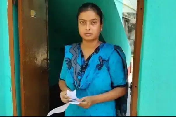 Asansol: छात्रा को मतदान नहीं करने दिया, मामला गरमाया Asansol: छात्रा को मतदान नहीं करने दिया, मामला गरमाया