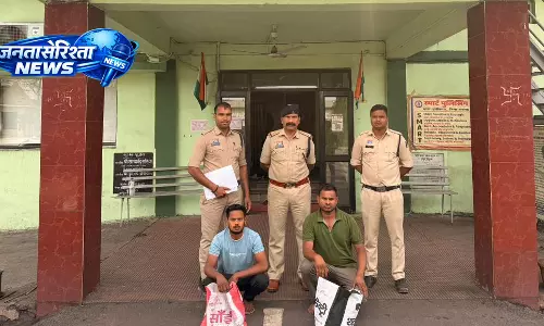 चौक में गांजा बेच रहे थे कार सवार, 2 थानों की पुलिस ने घेराबंदी कर दबोचा चौक में गांजा बेच रहे थे कार सवार, 2 थानों की पुलिस ने घेराबंदी कर दबोचा