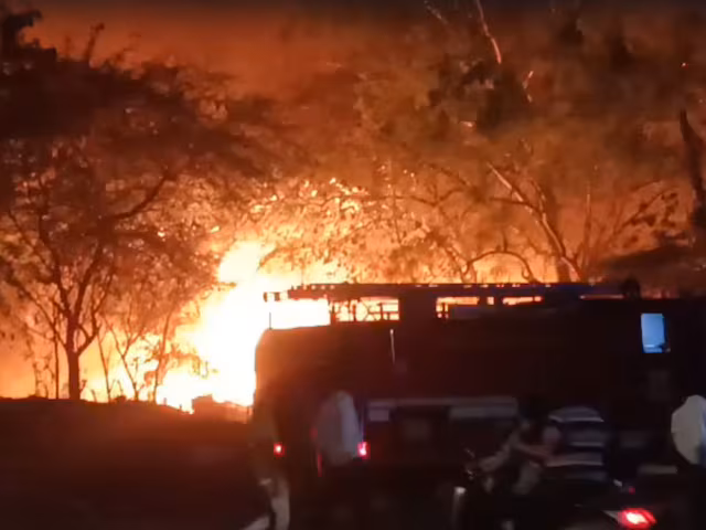 New Delhi: फायर ब्रिगेड ने तीनों जगह आग पर पाया काबू New Delhi: फायर ब्रिगेड ने तीनों जगह आग पर पाया काबू
