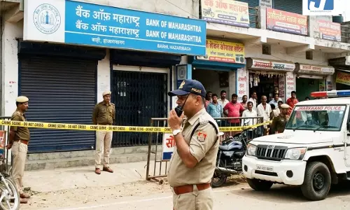 फिल्मी अंदाज में हुई बैंक डकैती, बदमाश महज कुछ मिनट के भीतर करीब 7 करोड़ का सोना लेकर फरार फिल्मी अंदाज में हुई बैंक डकैती, बदमाश महज कुछ मिनट के भीतर करीब 7 करोड़ का सोना लेकर फरार