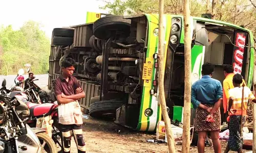 बस पलटने से यात्री का हाथ कटा, कोंडागांव में हुआ दुर्घटनाग्रस्त
