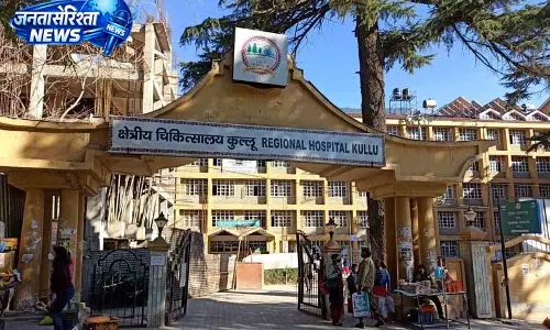 Kullu hospital में केमिस्ट शॉप विवाद, वायरल वीडियो के बाद जांच की अपील Kullu hospital में केमिस्ट शॉप विवाद, वायरल वीडियो के बाद जांच की अपील