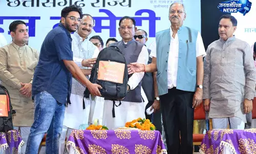 CM विष्णुदेव साय ने हज यात्रियों को वितरित किया फर्स्ट एड किट CM विष्णुदेव साय ने हज यात्रियों को वितरित किया फर्स्ट एड किट