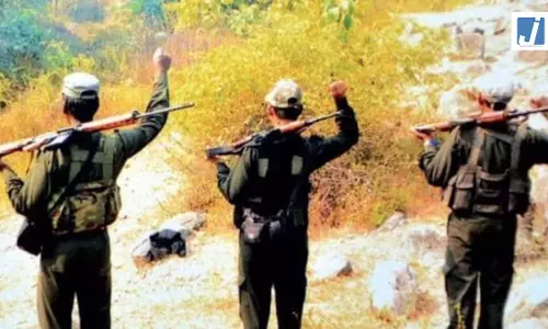 नक्सलियों ने ग्रामीण की बेरहमी से हत्या की, लोगों में दहशत का माहौल नक्सलियों ने ग्रामीण की बेरहमी से हत्या की, लोगों में दहशत का माहौल