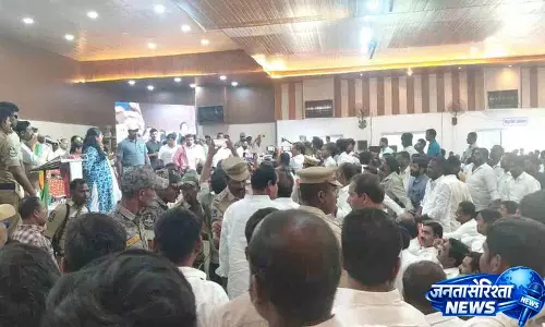 RTC की आलोचना पर नेताओं ने मंत्री पर हमला करने की कोशिश की, पुलिस ने दखल दिया