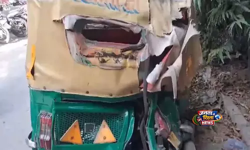 New Delhi: असिता पार्क के पास तेज़ रफ़्तार कार ने ऑटोरिक्शा को टक्कर मारी, ड्राइवर और दो बच्चे घायल