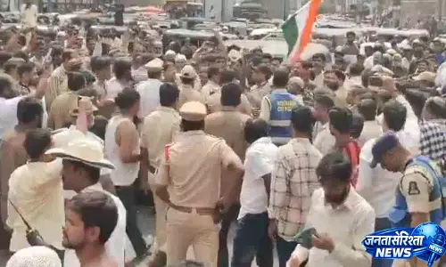 Free Bus Scheme से ऑटो ड्राइवरों की कमाई पर असर, हैदराबाद में हड़ताल Free Bus Scheme से ऑटो ड्राइवरों की कमाई पर असर, हैदराबाद में हड़ताल