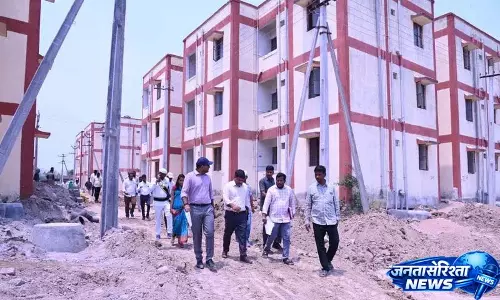 कलेक्टर ने जंगलापल्ली Double-Bedroom घरों को महीने के आखिर तक हैंडओवर करने का आदेश दिया कलेक्टर ने जंगलापल्ली Double-Bedroom घरों को महीने के आखिर तक हैंडओवर करने का आदेश दिया