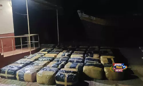 Tamil Nadu: श्रीलंका तस्करी की जा रही ₹50 लाख की बीड़ी पत्तियां जब्त Tamil Nadu: श्रीलंका तस्करी की जा रही ₹50 लाख की बीड़ी पत्तियां जब्त