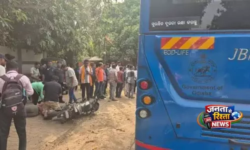 Cuttack में आमो बस की चपेट में आने से एक जोड़ा गंभीर रूप से घायल