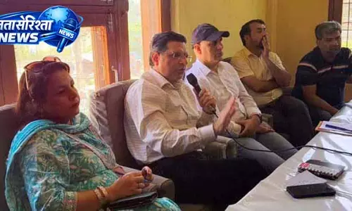 Jammu: राहत आयुक्त ने जगती में विशेष राहत राशन योजना की समीक्षा की Jammu: राहत आयुक्त ने जगती में विशेष राहत राशन योजना की समीक्षा की