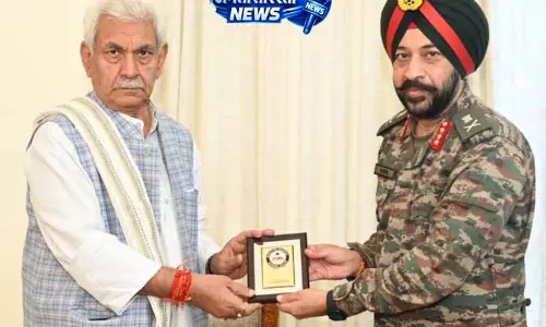 Jammu में डीजी बॉर्डर रोड्स की एलजी से अहम बैठक Jammu में डीजी बॉर्डर रोड्स की एलजी से अहम बैठक