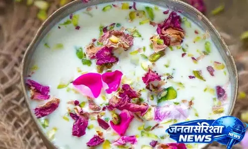 Thandai: गर्मियों में पौष्टिकता से भरपूर ठंडा पेय – आसान रेसिपी Thandai: गर्मियों में पौष्टिकता से भरपूर ठंडा पेय – आसान रेसिपी