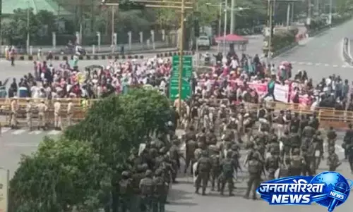 इम्फाल में CM आवास के पास प्रदर्शनकारियों और पुलिस के बीच झड़प, आंसू गैस छोड़ी गई