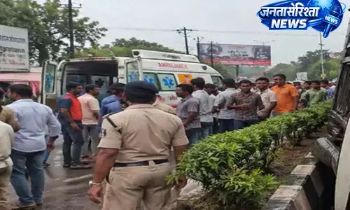रायपुर में बड़ा सड़क हादसा, महासमुंद जा रही यात्री बस पलटी, 12 यात्री घायल रायपुर में बड़ा सड़क हादसा, महासमुंद जा रही यात्री बस पलटी, 12 यात्री घायल