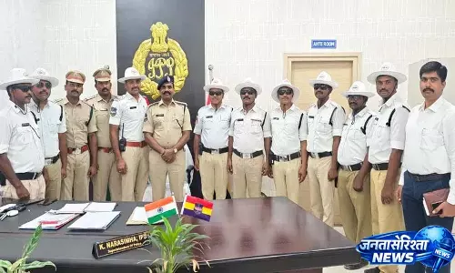 सूर्यपेट पुलिस ने ट्रैफिक कर्मियों को Summer Kits और हेलमेट बांटे सूर्यपेट पुलिस ने ट्रैफिक कर्मियों को Summer Kits और हेलमेट बांटे