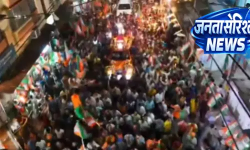 खुली गाड़ी में सवार होकर अमित शाह ने किया जनता का अभिवादन खुली गाड़ी में सवार होकर अमित शाह ने किया जनता का अभिवादन