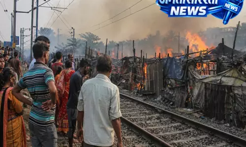 दक्षिण 24 परगना में रेलवे लाइन के पास झुग्गी बस्ती में आग लगने से ट्रेन सेवाएं प्रभावित