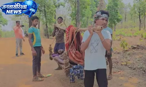 एम्बुलेंस नहीं मिली तो 20 ग्रामीणों ने 19 किमी खटिया पर ढोकर मरीज को पहुंचाया अस्पताल एम्बुलेंस नहीं मिली तो 20 ग्रामीणों ने 19 किमी खटिया पर ढोकर मरीज को पहुंचाया अस्पताल