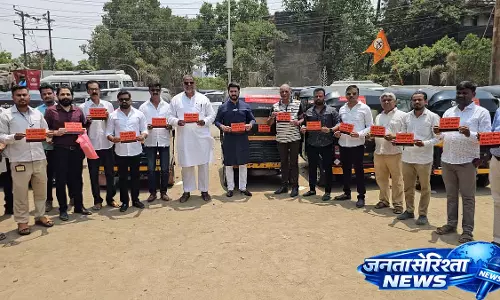 MNS ने कल्याण-डोंबिवली में ऑटो पर मराठी स्टिकर लगाए MNS ने कल्याण-डोंबिवली में ऑटो पर मराठी स्टिकर लगाए