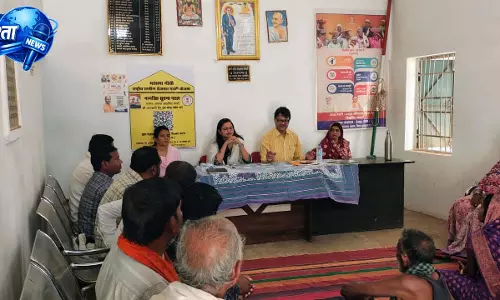 विशेष ग्राम सभा में ग्रामवासियों को जनगणना के संबंध किया जा रहा है जागरुक