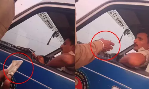 डायल 112 का जवान रिश्वत लेते दिखा, देखें VIDEO...