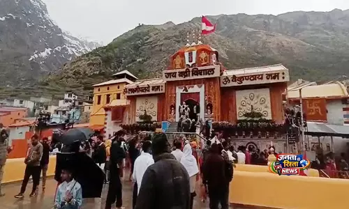 Badrinath Dham में बारिश और हल्की बर्फबारी से गर्मी से राहत; तीर्थयात्री दिव्य मौसम परिवर्तन से खुश