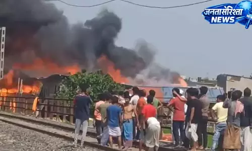 संतोषपुर झुग्गी बस्ती में भीषण आग लगने से Bajbaj-Sialdaha Section पर ट्रेनें रुकीं