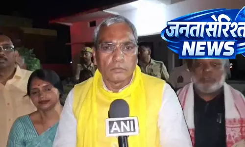 पीड़ित परिवार से मिले ओम प्रकाश राजभर, 5 लाख सहायता और जमीन का पट्टा सौंपा