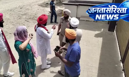 खसा शराब फैक्ट्री के बाहर महिला मजदूरों का प्रदर्शन, वेतन और कामकाजी हालात पर उठी आवाज खसा शराब फैक्ट्री के बाहर महिला मजदूरों का प्रदर्शन, वेतन और कामकाजी हालात पर उठी आवाज