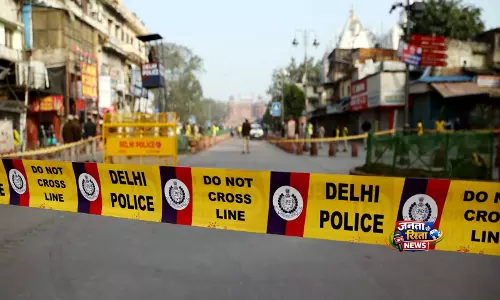 Delhi: पेमेंट विवाद को लेकर ग्राइंडर से काटे गए एक व्यक्ति के हाथ, एक गिरफ्तार Delhi: पेमेंट विवाद को लेकर ग्राइंडर से काटे गए एक व्यक्ति के हाथ, एक गिरफ्तार