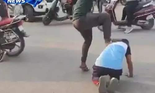 ट्रैफिक सिग्नल पर विवाद के बाद ओला डिलीवरी बॉय की सरेआम पिटाई, वीडियो वायरल ट्रैफिक सिग्नल पर विवाद के बाद ओला डिलीवरी बॉय की सरेआम पिटाई, वीडियो वायरल