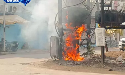 CG: ट्रांसफार्मर के सर्किट बॉक्स में धमाका, भीषण आग से मची अफरा-तफरी CG: ट्रांसफार्मर के सर्किट बॉक्स में धमाका, भीषण आग से मची अफरा-तफरी