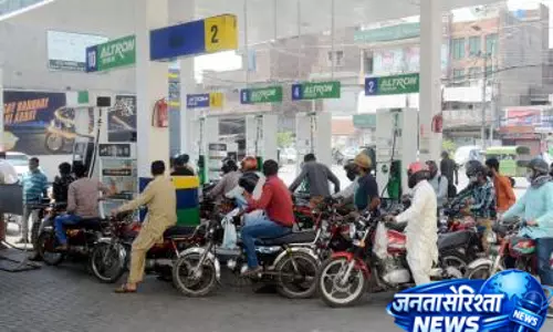 पाक सरकार की ताजा ईंधन मूल्य वृद्धि को ‘आर्थिक आत्महत्या’ बताया गया