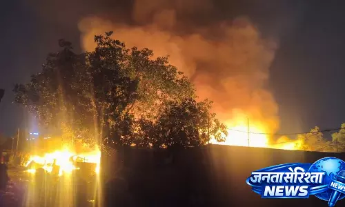 मेट्रो स्टेशन के पास झुग्गी बस्ती में भीषण आग, 100 से अधिक झुग्गियां जलीं मेट्रो स्टेशन के पास झुग्गी बस्ती में भीषण आग, 100 से अधिक झुग्गियां जलीं