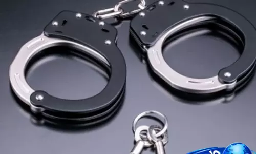 अश्लील मैसेज वायरल कर बदनामी करने वाली महिला को कस्तूरबा पुलिस ने गुजरात से गिरफ्तार किया अश्लील मैसेज वायरल कर बदनामी करने वाली महिला को कस्तूरबा पुलिस ने गुजरात से गिरफ्तार किया