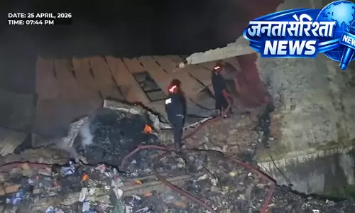 गोदाम में भीषण आग, काबू पाने में जुटी दमकल टीमें