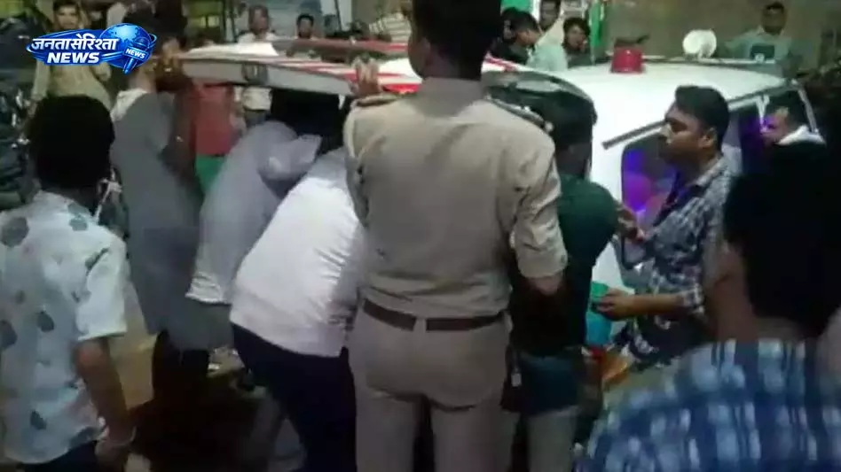 मार्केट में सराफा व्यापारी की हत्या, ताबड़तोड़ फायरिंग से सहम गए लोग मार्केट में सराफा व्यापारी की हत्या, ताबड़तोड़ फायरिंग से सहम गए लोग