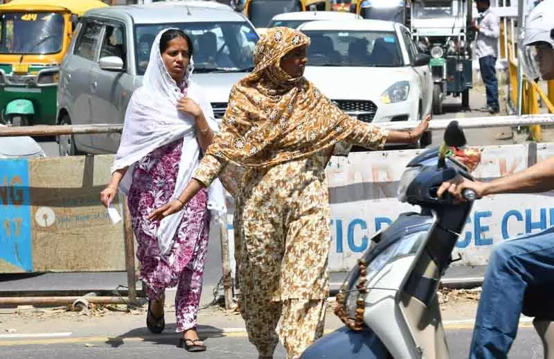 Chandigarh में गर्मी का कहर चरम पर, पारा 41°C तक पहुंचा Chandigarh में गर्मी का कहर चरम पर, पारा 41°C तक पहुंचा