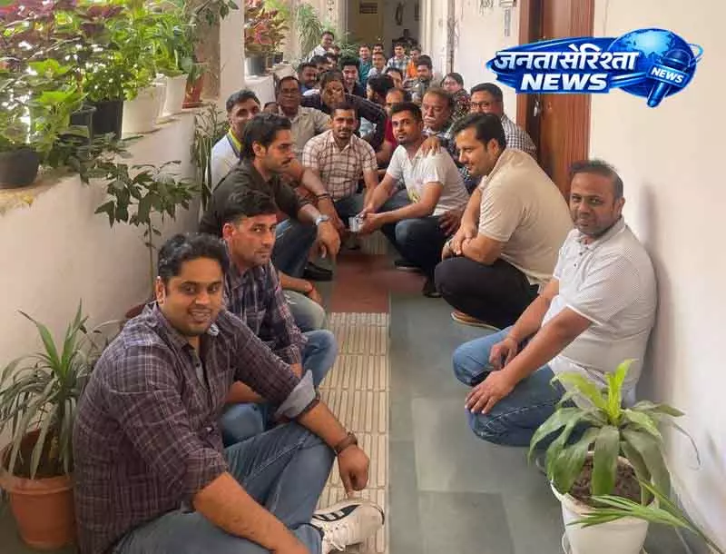 Haryana के रोहतक में इनकम टैक्स अधिकारियों ने धरना दिया Haryana के रोहतक में इनकम टैक्स अधिकारियों ने धरना दिया