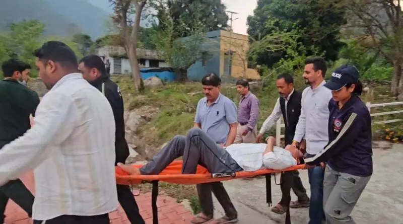 Dehradun: हेलीकॉप्टर से घायल को हायर सेंटर रेफर Dehradun: हेलीकॉप्टर से घायल को हायर सेंटर रेफर