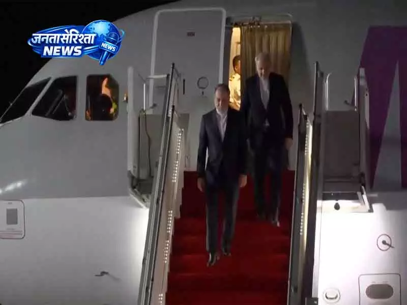 Iran के विदेश मंत्री पाकिस्तान पहुंचे, अमेरिका से शांति वार्ता की उम्मीदें जगाईं Iran के विदेश मंत्री पाकिस्तान पहुंचे, अमेरिका से शांति वार्ता की उम्मीदें जगाईं