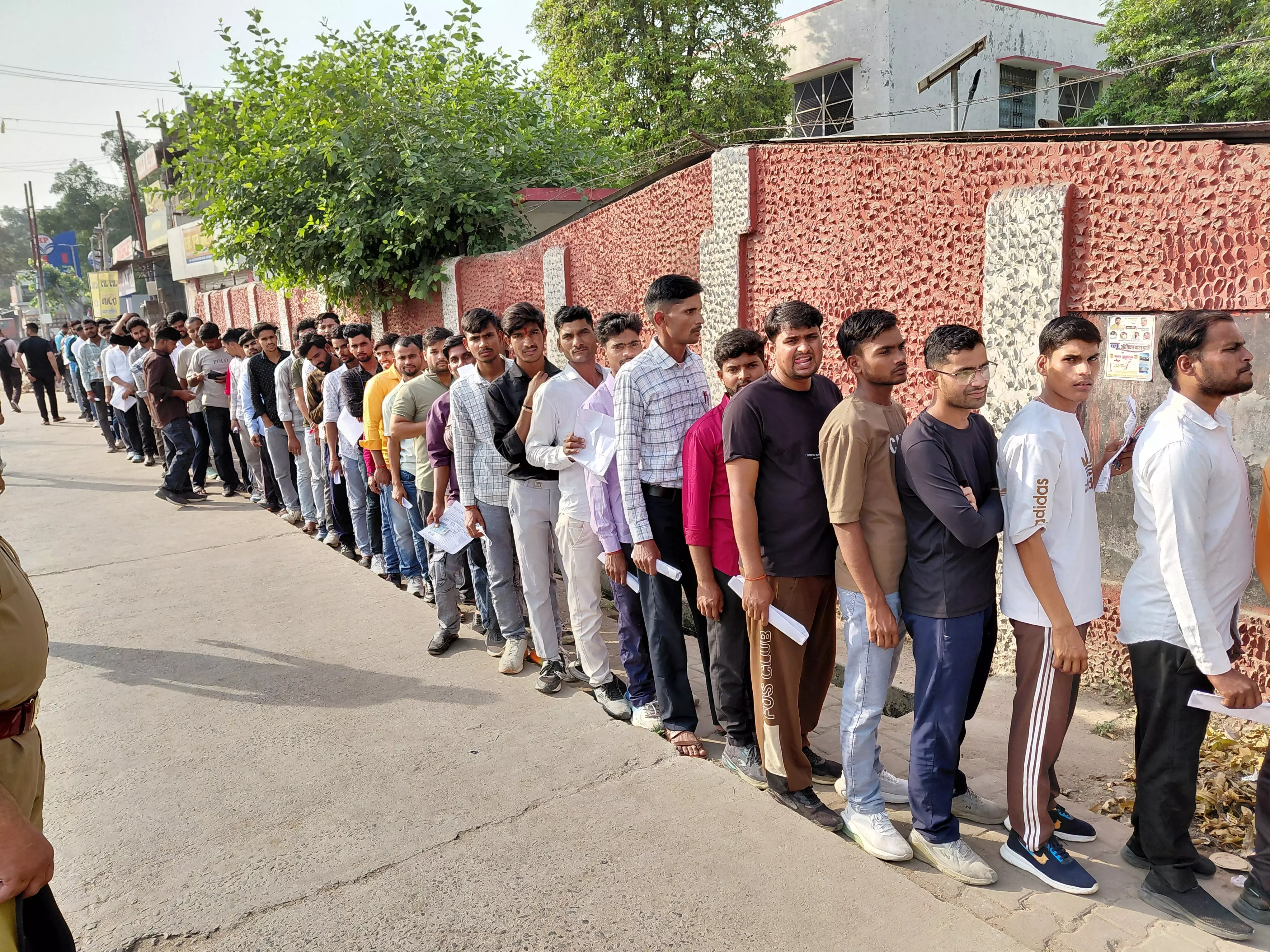 Farrukhabad: होमगार्ड भर्ती परीक्षा में पुलिस की निगरानी बढ़ी Farrukhabad: होमगार्ड भर्ती परीक्षा में पुलिस की निगरानी बढ़ी